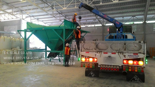 ติดตั้งถังพักวัตถุดิบพร้อมสายพานลำเลียง